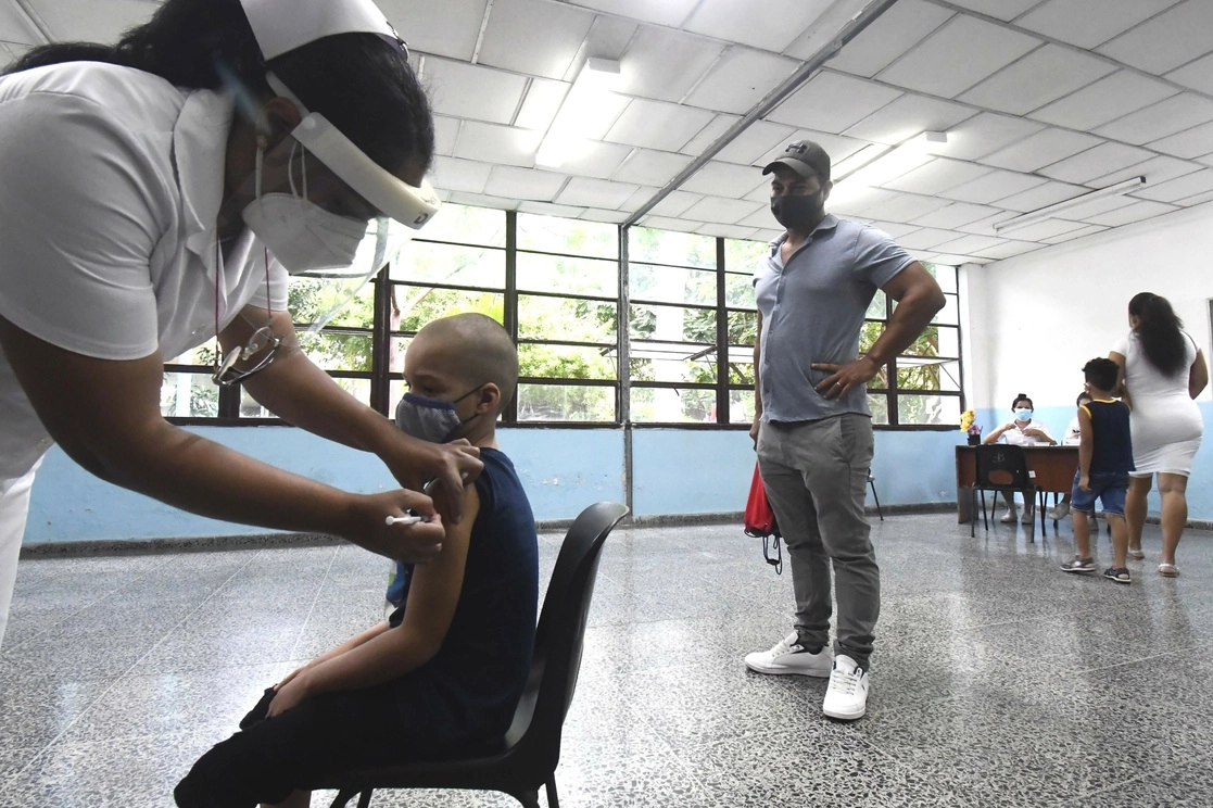 Aplicación de una dosis de la vacuna "Soberana-02" contra Covid-19 a un niño acompañado por su padre, en La Habana, Cuba, el 16 de septiembre de 2021. Foto Xinhua