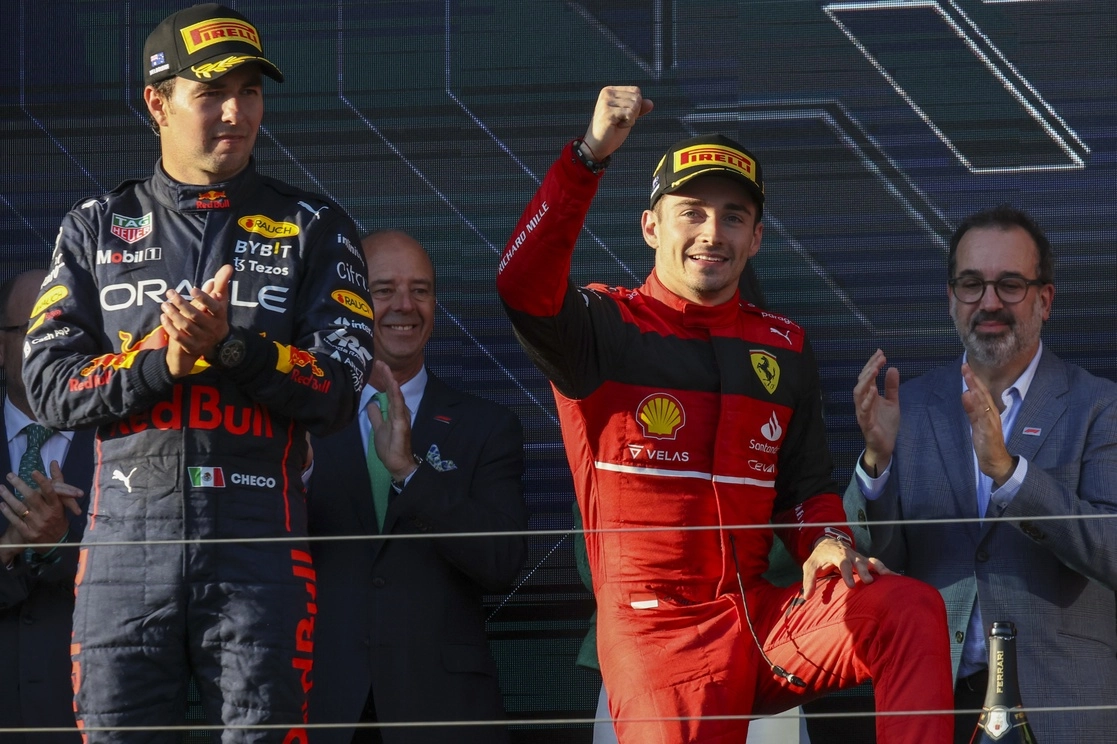Sergio Pérez durante la premiación con Charles Leclerc, el 10 de abril de 2022. Foto Ap