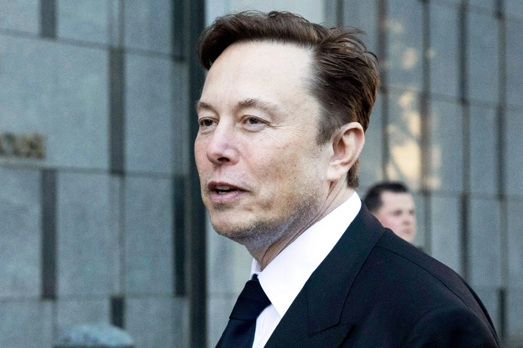 Elon Musk sale del Edificio Federal Phillip Burton y del Palacio de Justicia de los Estados Unidos en San Francisco. Foto Ap