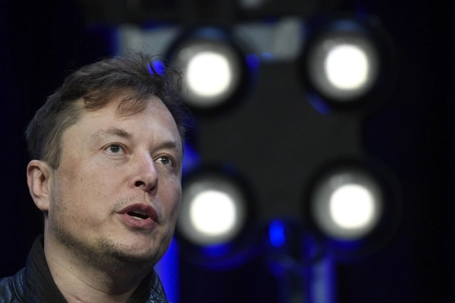 Aunque no se ha confirmado la compra de Twitter, el millonario Elon Musk tuvo una reunión con el personal de la red social. Foto Ap