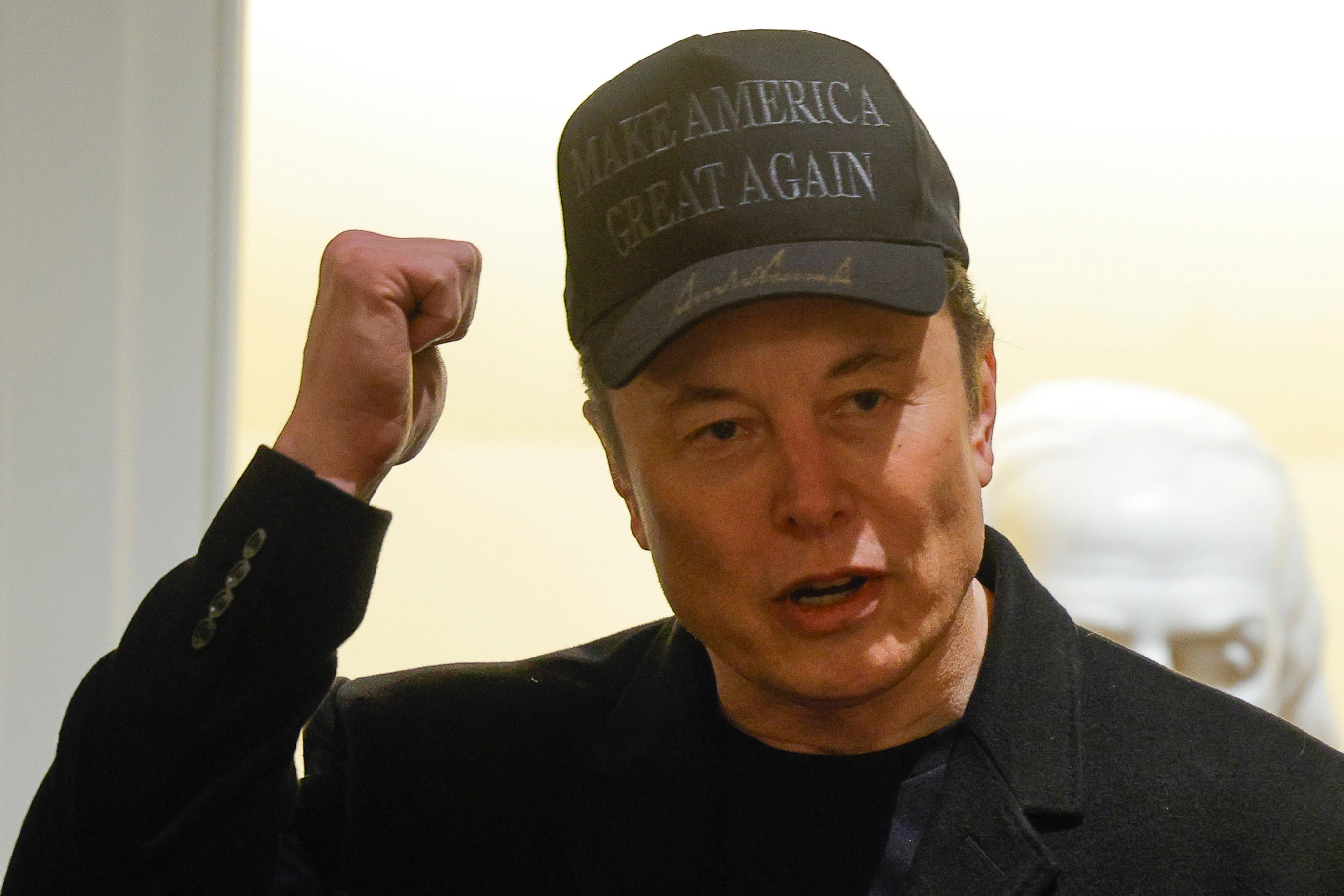 Elon Musk ha sido investido por el presidente de EU, Donald Trump, con un enorme poder para recortar el gasto federal y la burocracia. Foto Pool vía