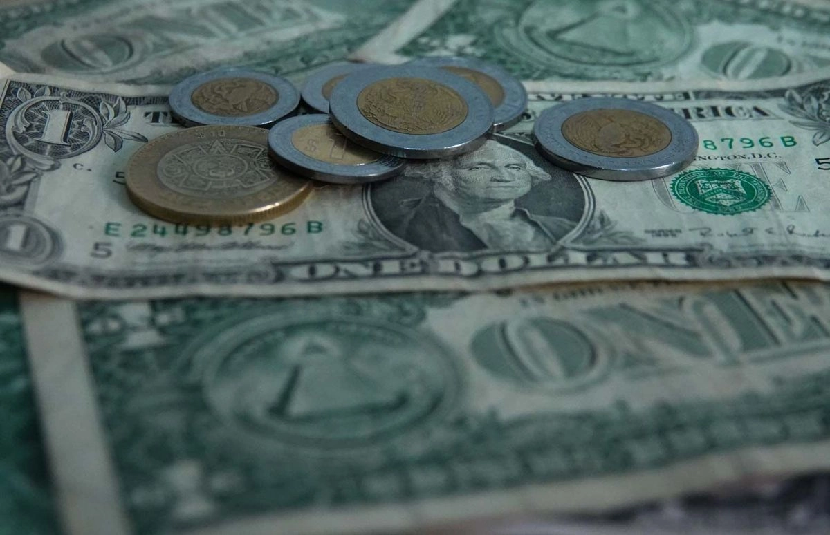La moneda nacional aminoró sus pérdidas frente al dólar, debido a que la divisa estadounidense revirtió su fortaleza de apertura, a una marginal caída de 0.07 por ciento, a 97.910 puntos al cierre. Foto 