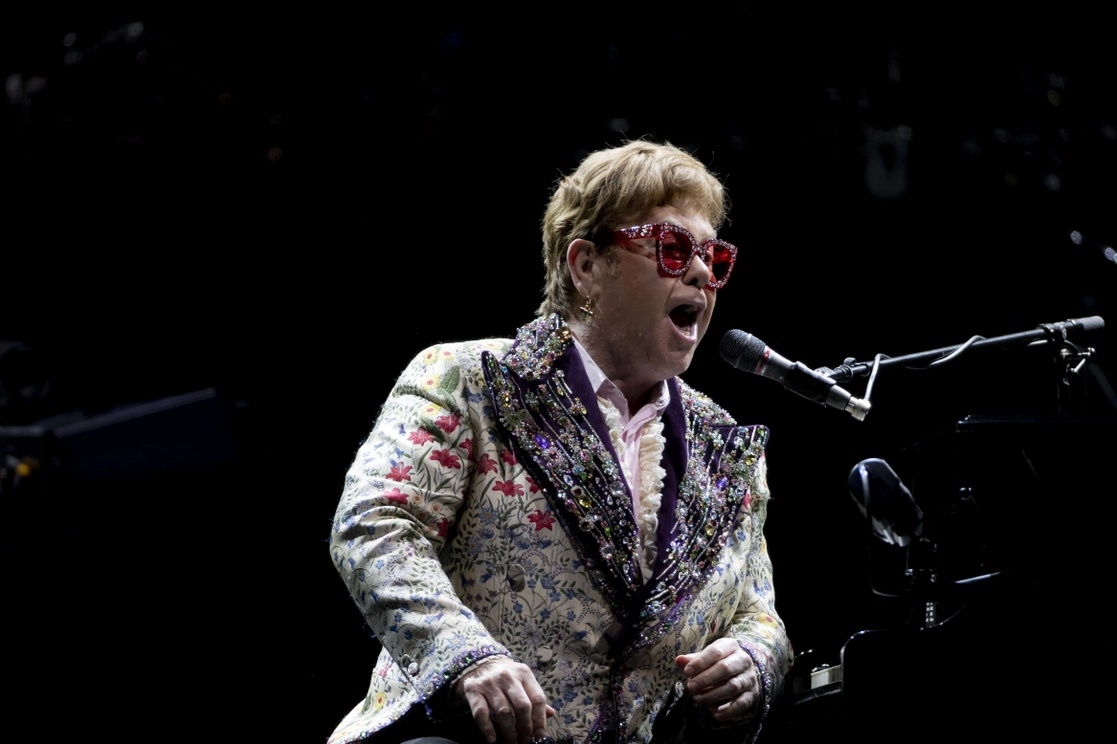 Elton John pospuso dos conciertos en Estados Unidos, que forman parte de lo que se espera sea una larga gira de despedida, después de dar positivo al covid-19. En la imagen, el artista durante su presentación en Nueva Orleans, el pasado 19 de enero. Foto Ap 