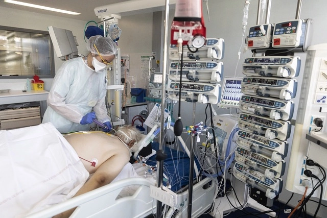 Trabajador médico atiende a paciente con Covid-19 en el Hospital Civil de Estrasburgo, Francia. Foto Ap 