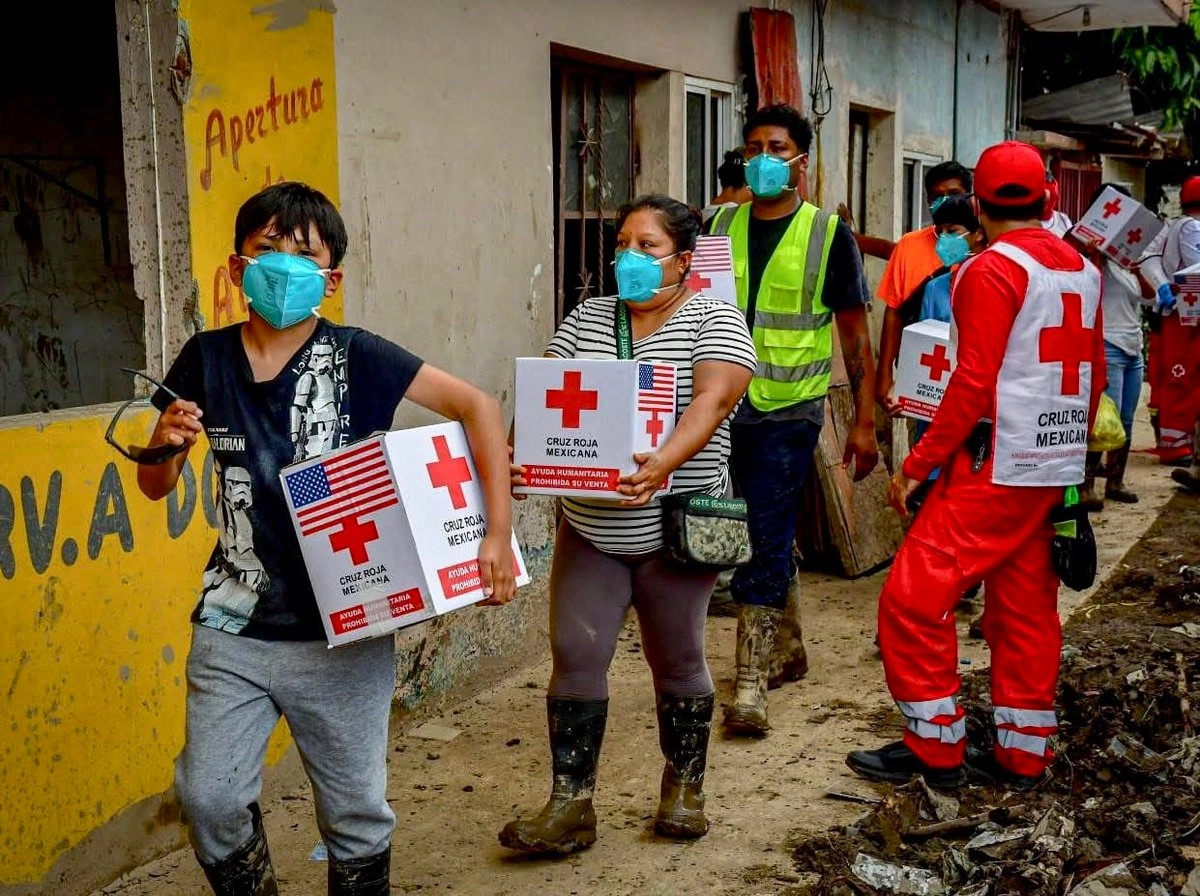 En colaboración con la Cruz Roja se entregaron artículos que permiten a las comunidades recuperarse, una muestra de que la cooperación y la solidaridad hacen la diferencia cuando más se necesitan. Foto