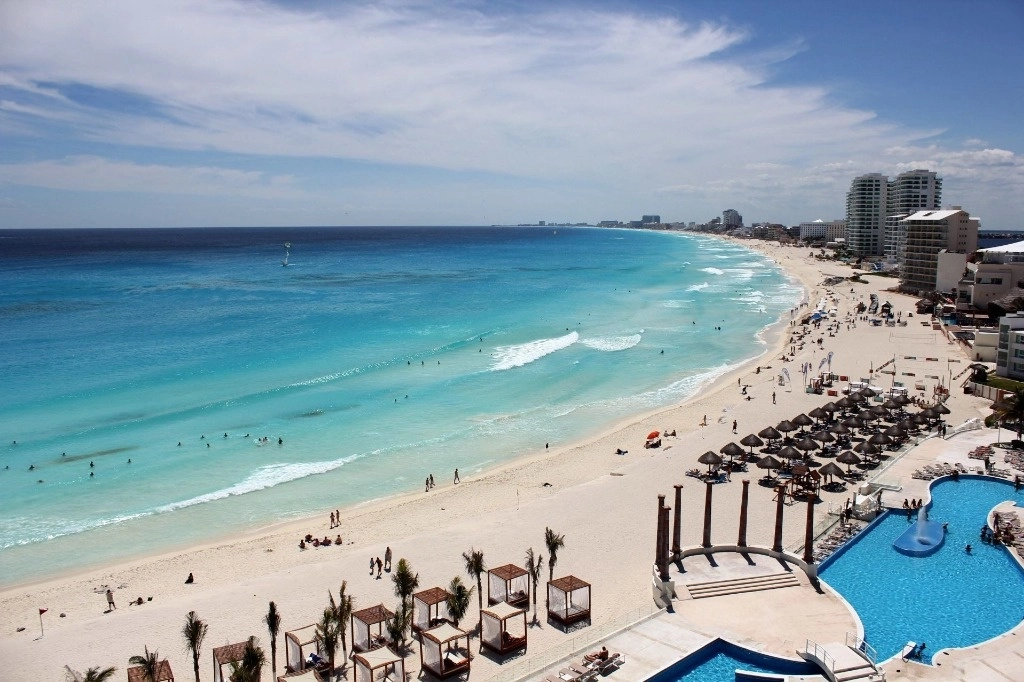 Panorámica de una playa en Cancún, uno de los puntos más atractivos para el turismo internacional, incluido el estadunidense. Foto Cuartoscuro   / archivo 