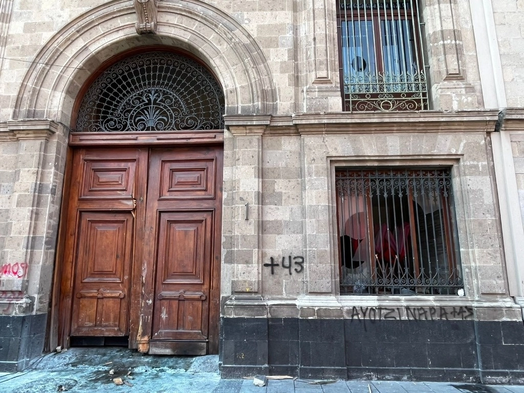 Daños a Palacio Nacional tras el 'portazo' por parte de encapuchados que acompañan a los familiares de los 43 jóvenes desaparecidos de Ayotzinapa, en la Ciudad de México, el 6 de marzo de 2024. Foto Luis Castillo