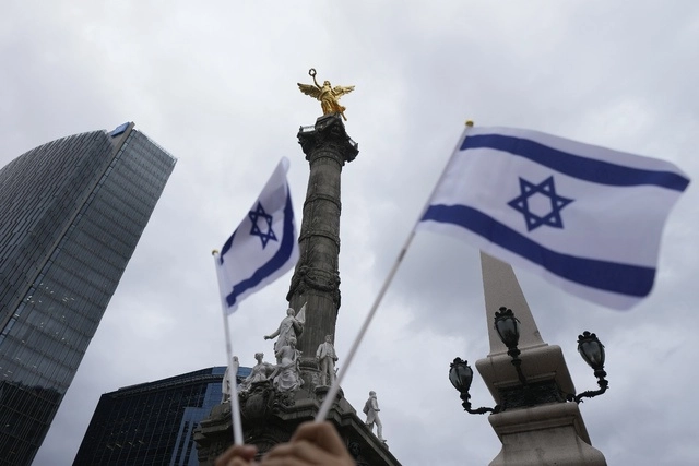 Manifestantes muestran su apoyo hacia Israel en el Ángel de la Independencia, ubicado en la CDMX. Foto Ap