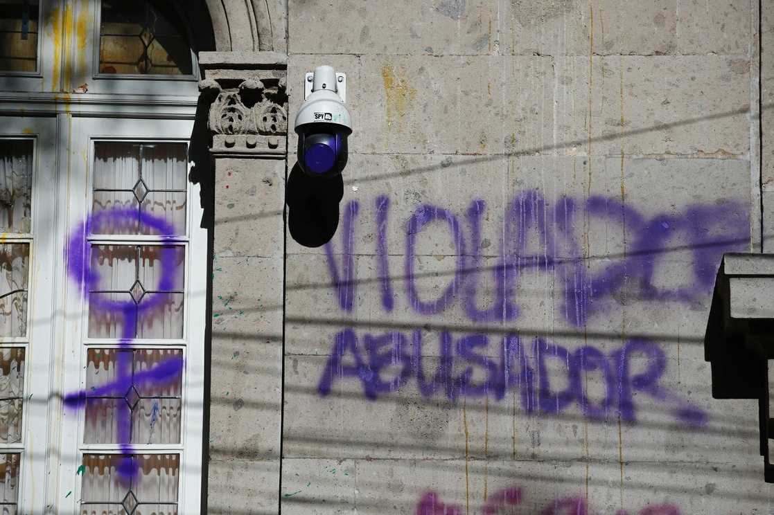 Mujeres vandalizaron la vivienda del escritor, ubicada en la colonia Roma de la CDMX. Foto Víctor Camacho/ archivo
