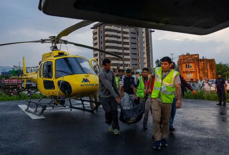 Rescatistas trasladan el cuerpo de una de las víctimas del accidente aéreo cerca del monte Everest en el helipuerto del Hospital Docente de la Universidad de Tribhuvan en Katmandú, Nepal, el 11 de julio de 2023. Foto Ap