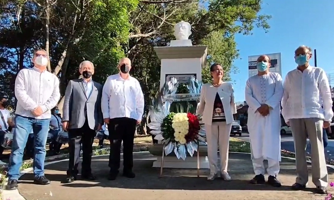 Guardia de honor ante el monumento de José Martí en Xalapa, Veracruz. Captura de imagen del video publicado en la cuenta de Twitter @MarcosRguezC