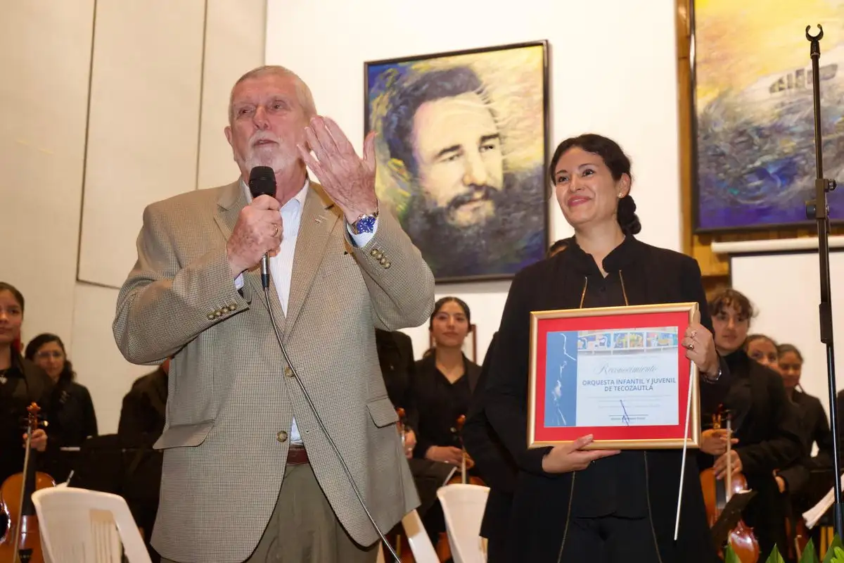 El embajador de Cuba en México, Marcos Rodríguez Costa, encabeza la celebración en México por el 99 aniversario del natalicio de Fidel Casto. Foto 