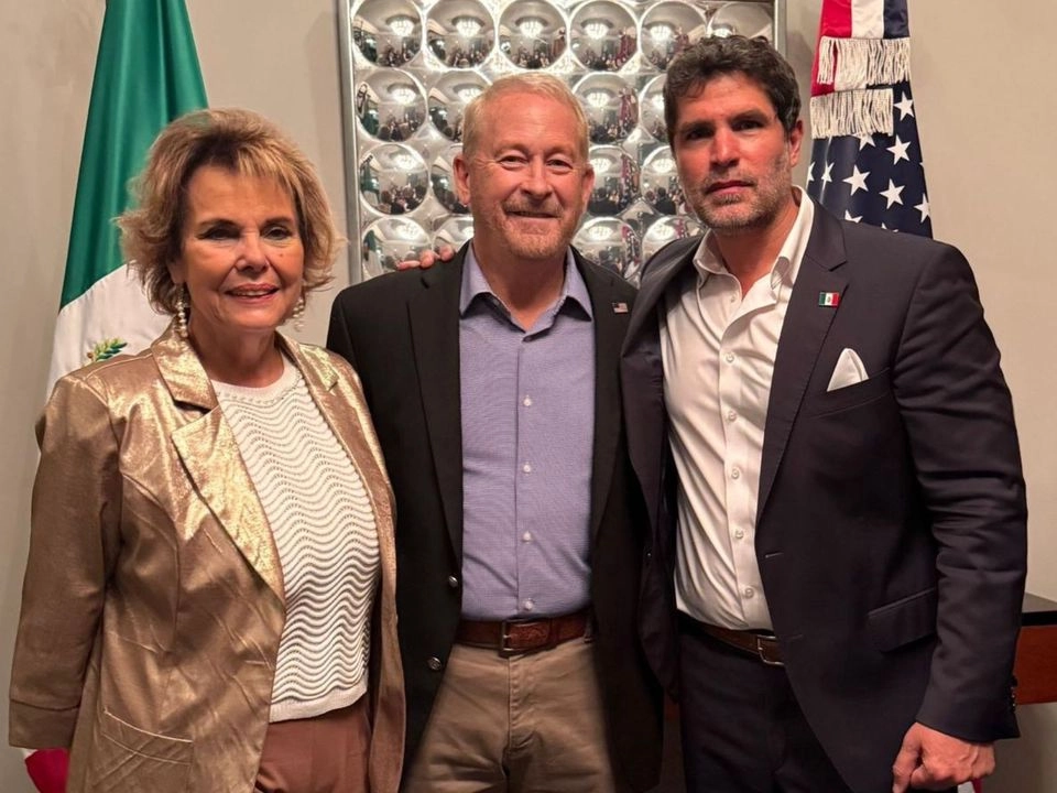 Ronald Johnson (centro); su esposa, Alina, y Verástegui, quien lo invitó a una cena privada. Foto 