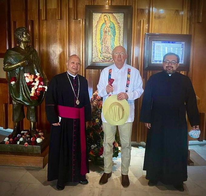 En imagen de archivo, el embajador de EU en México Ken Salazar en compañía de Monseñor Maya y el Padre López en la Basílica de Guadalupe. Foto Twitter @USAmbMex