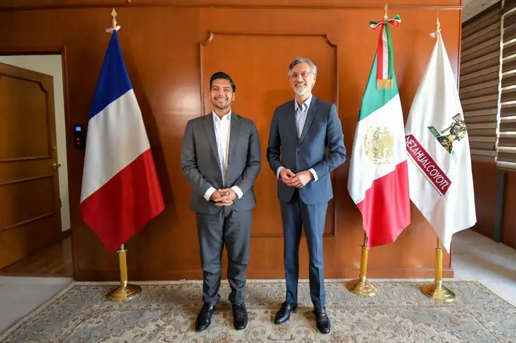 El embajador de Francia en México, Jean-Pierre Asvazadourian, junto al presidente municipal de Nezahualcóyotl, Adolfo Cerqueda Rebollo, el 13 de junio de 2023. Foto ‘La Jornada’
