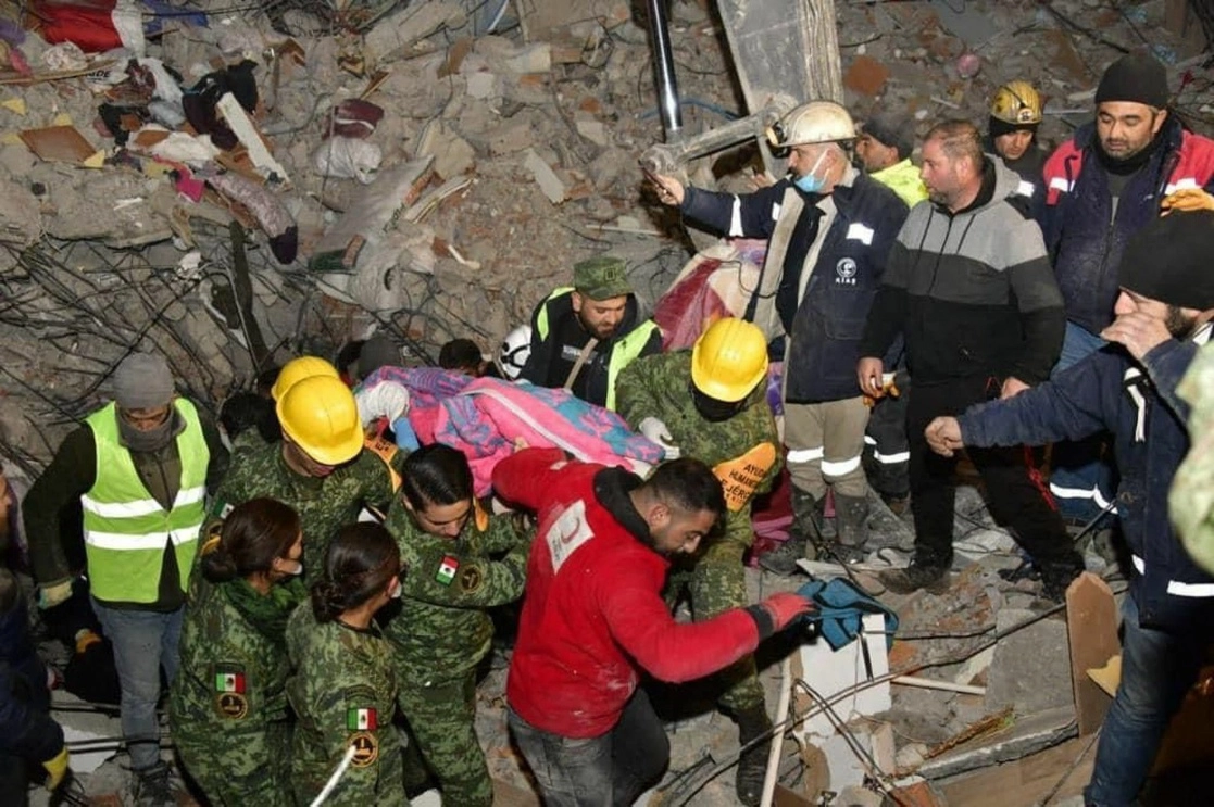 Elementos del Ejército mexicano lograron el rescate de una persona con vida entre escombros en Adıyaman. Foto Sedena vía Cuartoscuro