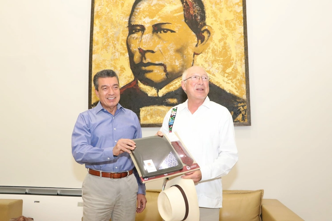 Rutilio Escandón y Ken Salazar durante la reunión. Foto La Jornada