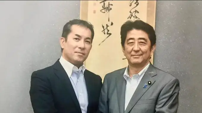 Noriteru Fukushima, embajador de Japón en México (izquierda) publicó una imagen en la que se observa a lado del ex primer ministro japonés, Shinzo Abe. Foto tomada del Twitter de @embjpmx / Archivo

 