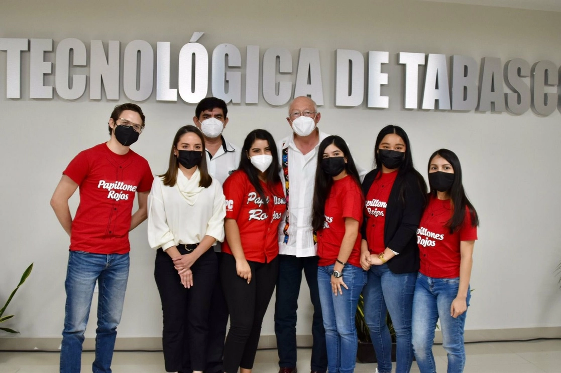 El embajador también compartió con jóvenes becarios de Tabasco que reciben clases de inglés para apoyar su desarrollo. Foto @USAmbMex