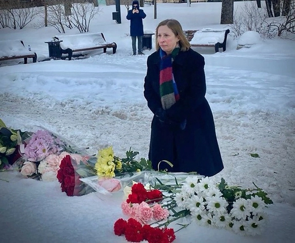  la embajadora de Estados Unidos en Rusia, Lynne Tracy, deposita flores para rendir el último homenaje a Alexei Navalny en el monumento, una gran roca de las islas Solovetsky, el 18 de febrero de 2024. Foto Ap