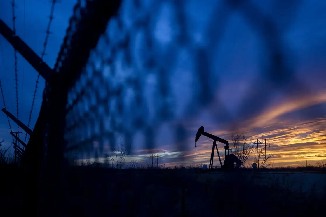 Los precios del petróleo se dispararon tras la prohibición en Estados Unidos de las importaciones de petróleo ruso, una decisión que también hizo subir el níquel hasta un máximo histórico y agitó las bolsas. Foto Odessa American vía Ap