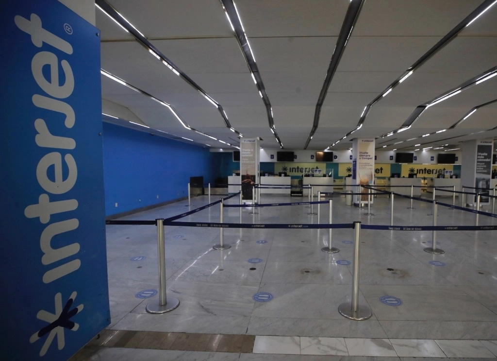 El módulo de la aerolínea Interjet en el Aeropuerto Internacional de la Ciudad de México, el 1 de noviembre de 2020. Foto Víctor Camacho