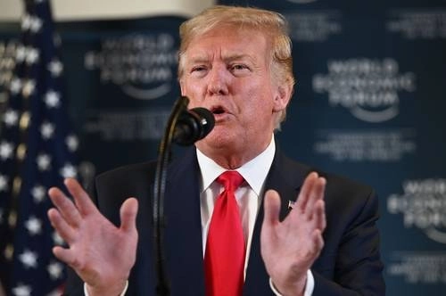 "Si no podemos lograr un acuerdo con la UE tendremos que imponer un arancel de 25 por ciento a sus coches", declaró Trump durante la reunión anual del Foro Económico Mundial de Davos. Foto Afp