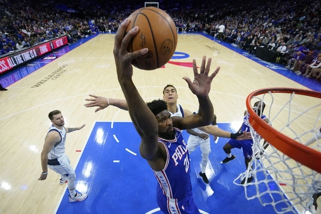 Joel Embiid de los Philadelphia 76ers encesta una canasta durante el juego. Foto Ap