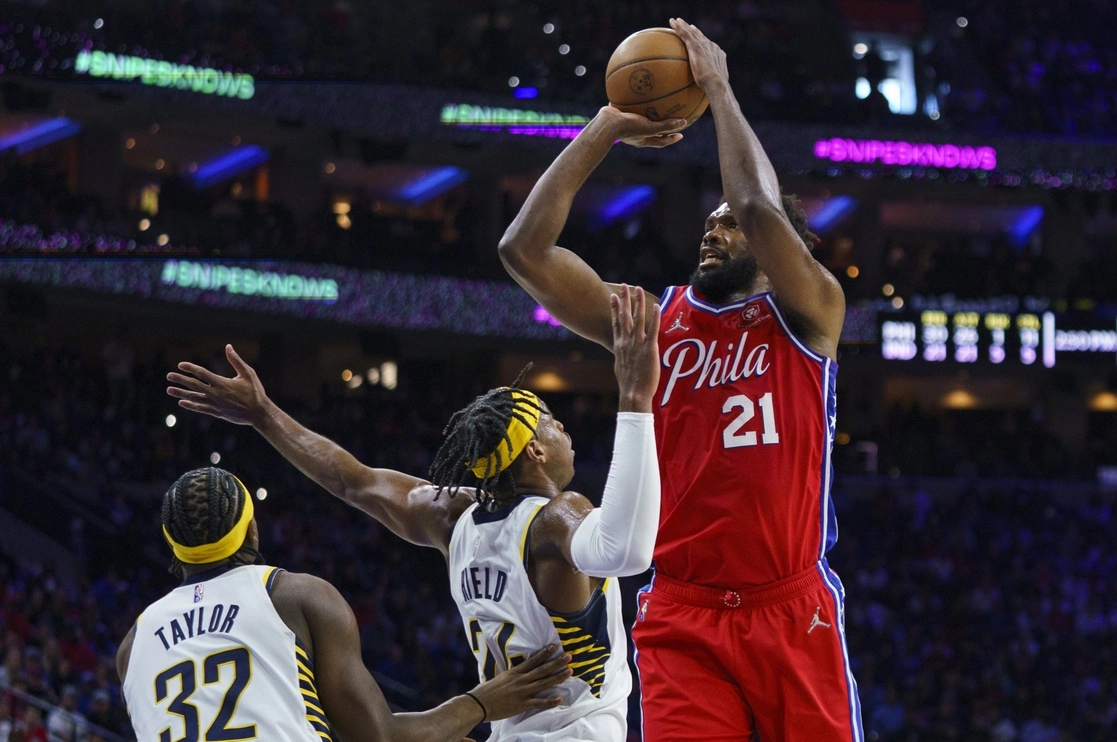 Joel Embiid en una de las jugadas del encuentro. Foto Ap