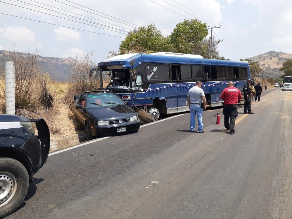 Protección Civil del Estado de México informó que en el percance se vieron involucrados ocho autos particulares y un autobús de pasajeros. Foto 'La Jornada'