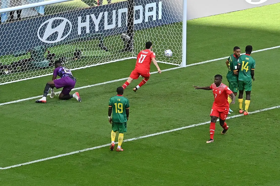 Suiza domó a los ‘Leones Indomables’ de Camerún con un triunfo 1-0 en su primer partido en el Mundial de Qatar-2022, con un solitario tanto de Breel Embolo, nacido precisamente en ese país africano, el 24 de noviembre de 2022. Foto Afp