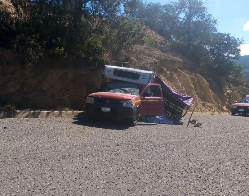 La camioneta en la que se encontraron ayer los cuerpos de las personas asesinadas por presuntos conflictos agrarios en Oaxaca. Foto tomada de redes sociales 