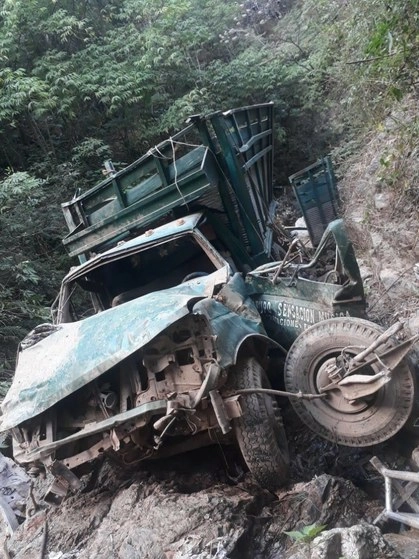 Así quedó el vehículo del grupo llamado 'Sensación Musical', cuyos diez ocupantes fueron asesinados y quemados. Foto La Jornada