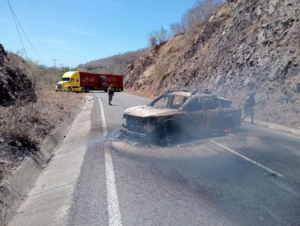 Presuntos integrantes de grupos delincuenciales incendiaron vehículos y los atravesaron en algunas vialidades del municipio de La Huerta y en la carretera 80 Autlán-Casimiro Castillo, Jalisco. Foto tomada de 