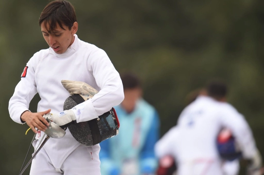 El mexicano, Emiliano Hernández, tras su participación en la prueba de esgrima en el pentatlón moderno de París 2024. Foto Tomada de X @CONADE