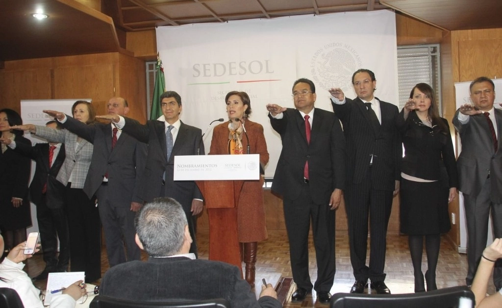Rosario Robles, toma protesta del equipo de trabajo que la acompañó en su administración en Sedesol, entre ellos Emilio Zebadúa González, quien fue nombrado oficial mayor. Foto Cuartoscuro / Archivo