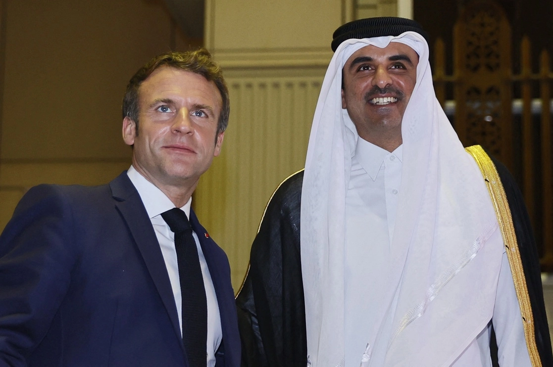 El emir de Qatar, Tamim bin Hamad Al Zani (der) junto al presidente de Francia, Emmanuel Macron (izq). Foto Afp