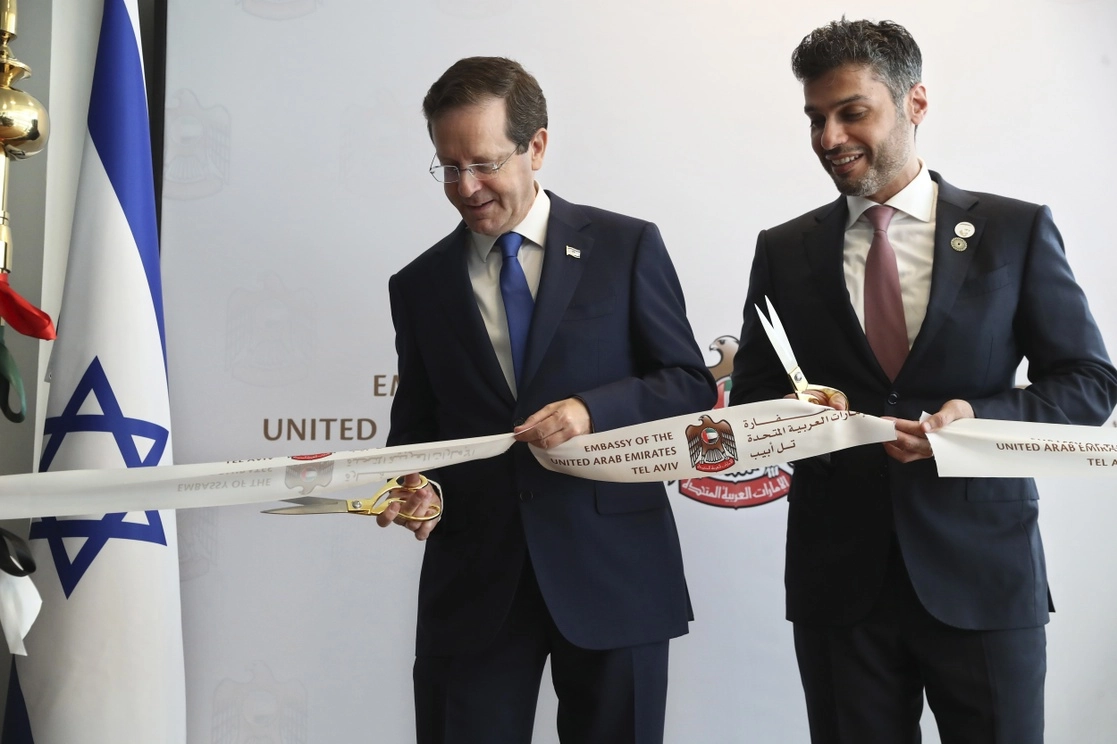 El presidente de Israel Isaac Herzog (a la izquierda), corta el cordón de inauguración de la embajada de los Emiratos Árabes Unidos en Tel Aviv, junto al embajador árabe Mhamed Al Khaja, el 14 de julio de 2021. Foto Ap 