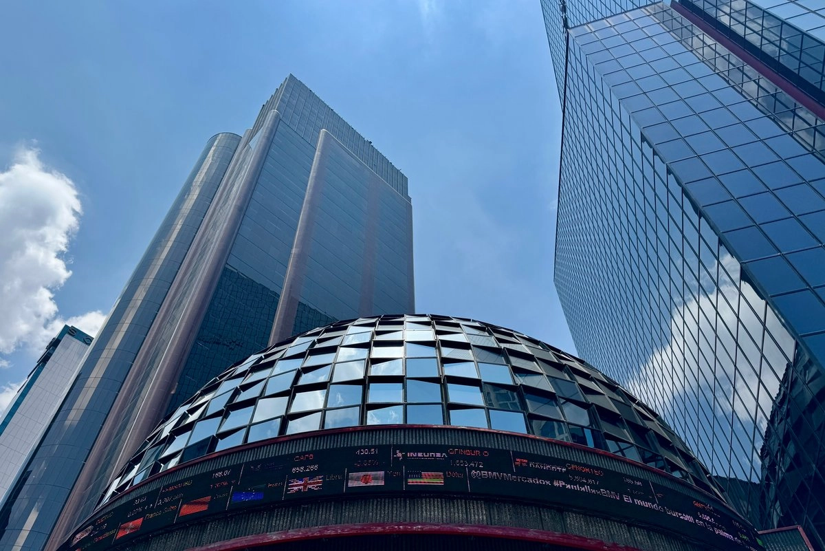 Edificio de la Bolsa Mexicana de Valores en la capital del país, el 1 de agosto de 2025. Foto 