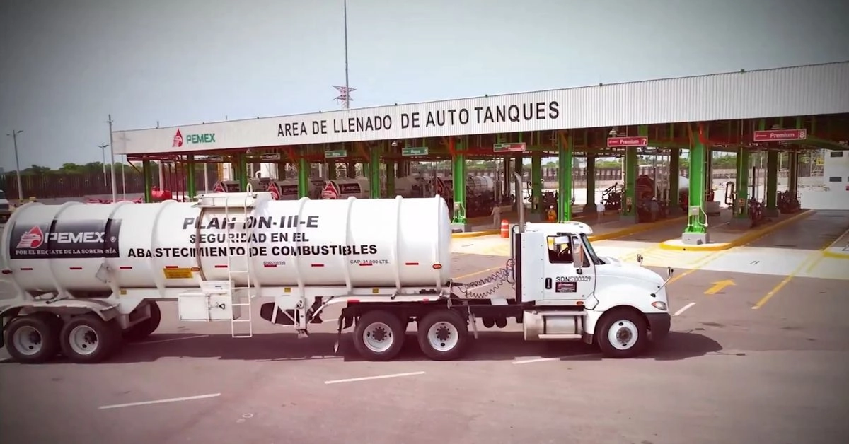 Área de llenado de auto tanques de Pemex. Foto