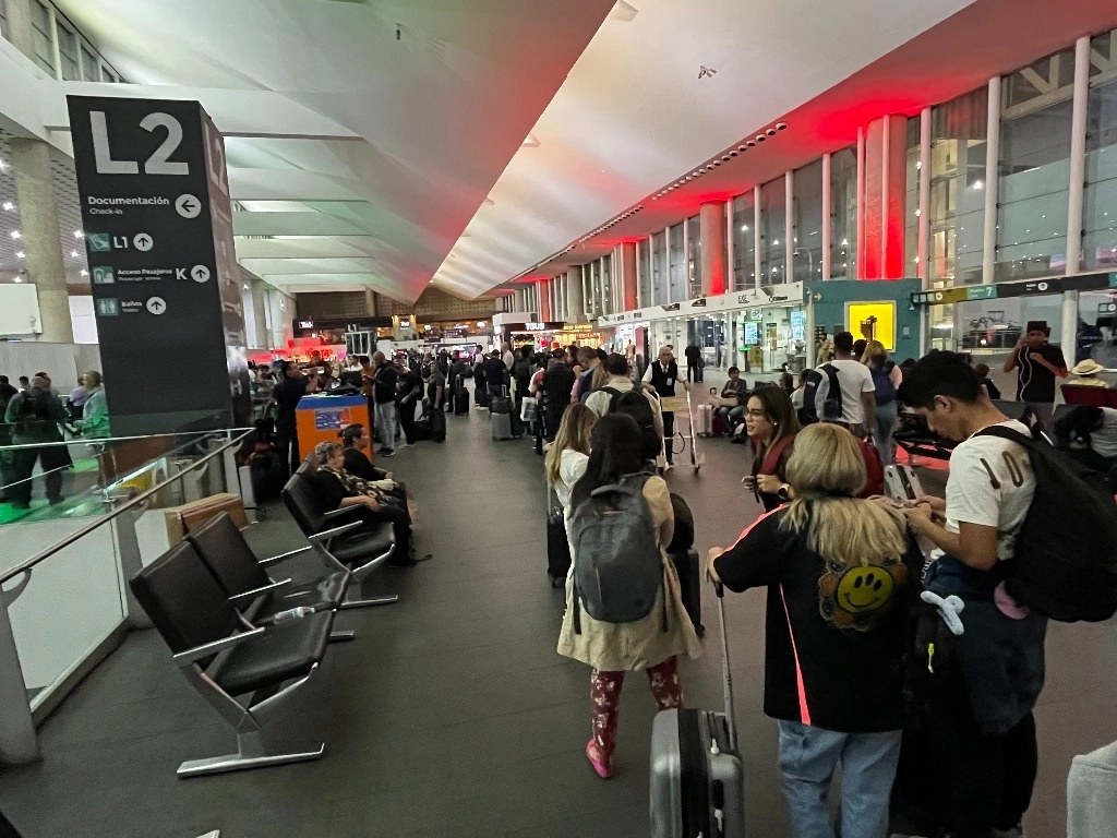 Usuarios de la T2 del AICM en imagen de archivo. Foto Luis Castillo 