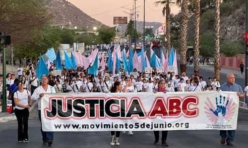 Familiares de los 49 menores que fallecieron y jóvenes sobrevivientes del incendio de la guardería ABC, ocurrido en 2009, en junio de 2024 durante una manifestación en Hermosillo, Sonora. Foto Cristina Gómez Lima