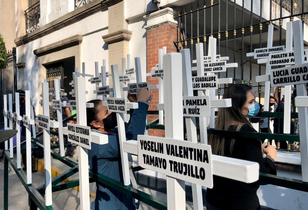 Protesta de padres de los niños que perdieron la vida en la guardería ABC, afuera de la Secretaría de Gobernación, en exigencia de que se castigue a los responsables. Foto Roberto García Ortiz