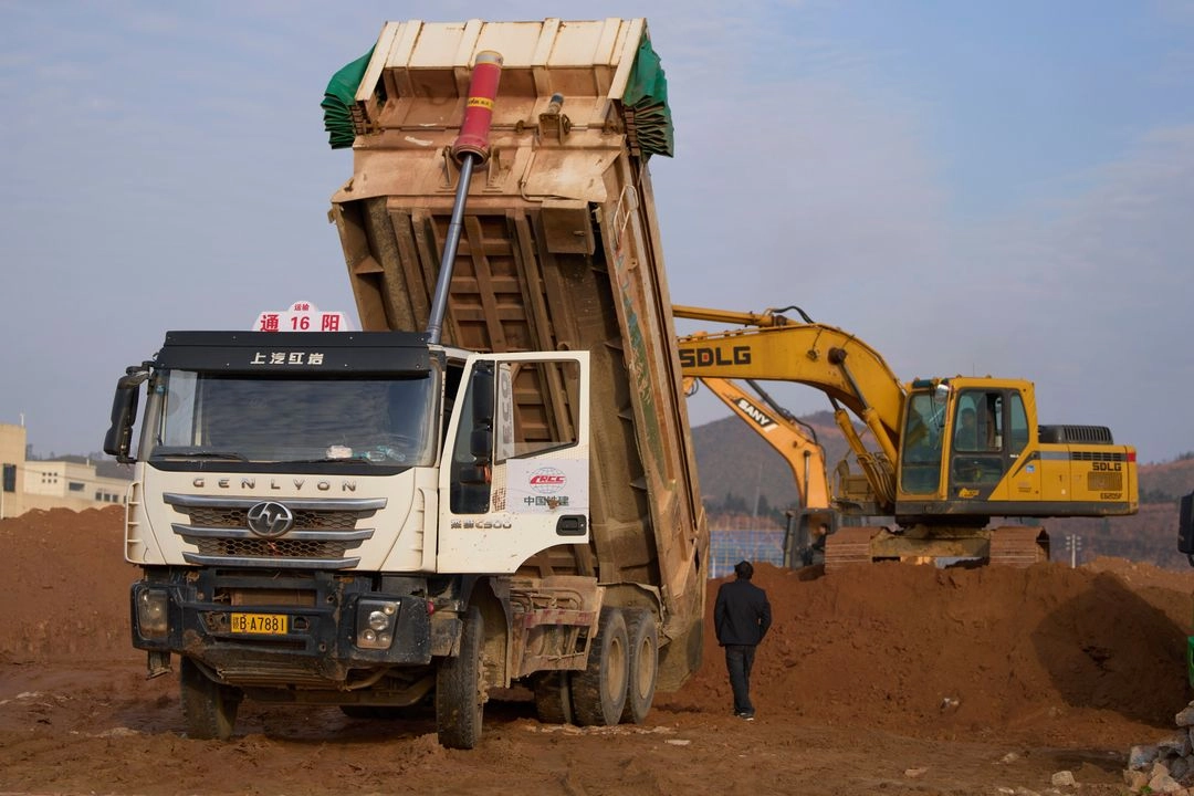 Equipos pesados ​​mueven tierra en Ganzhou, en la provincia de Jiangxi, en el sur de China, el 19 de marzo de 2025. Foto