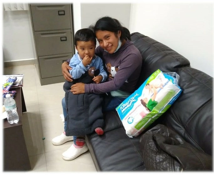 Dylan Esaú con su madre, Juana Pérez, luego de que la policía lo rescató. Foto ‘La Jornada’