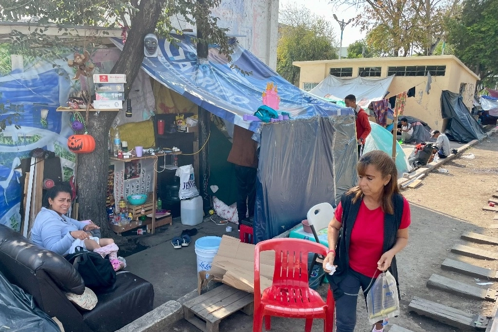 Decenas de migrantes continúan acampando a un lado de las vías del tren en la colonia Vallejo, alcaldía, Gustavo A. Madero, Ciudad de México. Foto Roberto García Ortiz