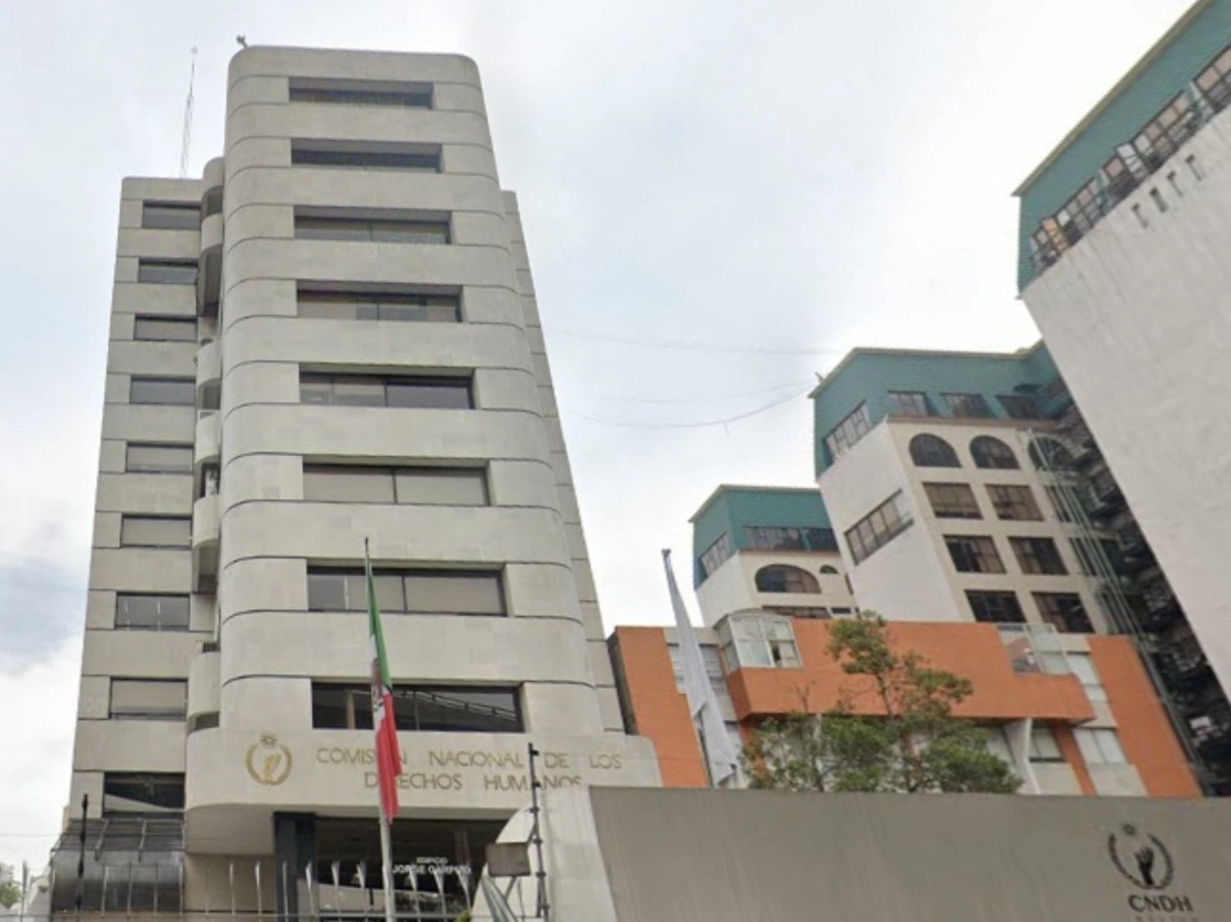La CNDH emitió la Recomendación 78/2020, dirigida al titular de la Sedena, por un caso de detención arbitraria, retención ilegal, actos de tortura y violencia sexual infligida en 2010 en contra de una persona, atribuible a elementos de la entonces Policía Judicial Militar, en Michoacán. Imagen tomada de Google Street View