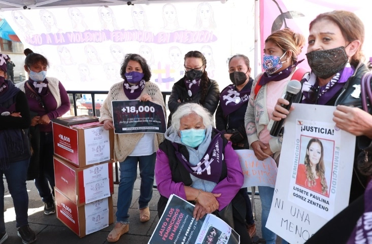 Hace unos días, madres de víctimas de feminicidio entregaron en Palacio Nacional más de mil 800 firmas recabadas para exigir un alto a estos crímenes en México. Foto María Luisa Severiano