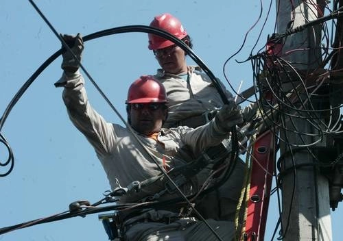 Trabajadores de la ahora extinta Compañía de Luz y Fuerza. Foto Francisco Olvera / archivo