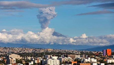 En gran parte del valle de México fueron visibles las explosiones con cenizas y gases. Pobladores de localidades cercanas al volcán reportaron estruendos. Protección Civil del estado de México dijo que la fumarola mayor ocurrió a las 18:11 horas y alcanzó mil 500 metros de altura. En la mañana ocurrieron las otras dos, con mil 200 y mil 100 metros. Foto José Carlo González
